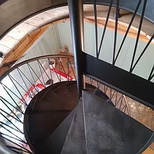 Каркас прочной винтовой лестницы с ограждением в стиле лофт 7