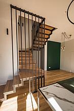Лестница на двойном косоуре со ступенями и сплошным ограждением от пола и до потолка 4