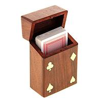 Игральные карты в деревянной шкатулке
