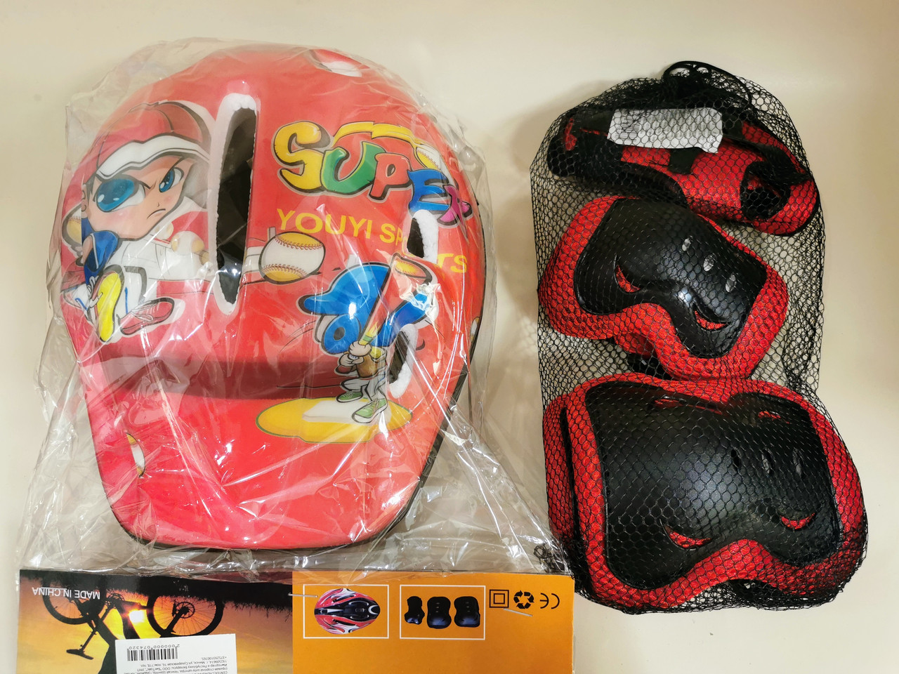 Комплект детской защиты для катания на роликах, скейтах  (наколенники, налокотники, защита кисти, шлем)
