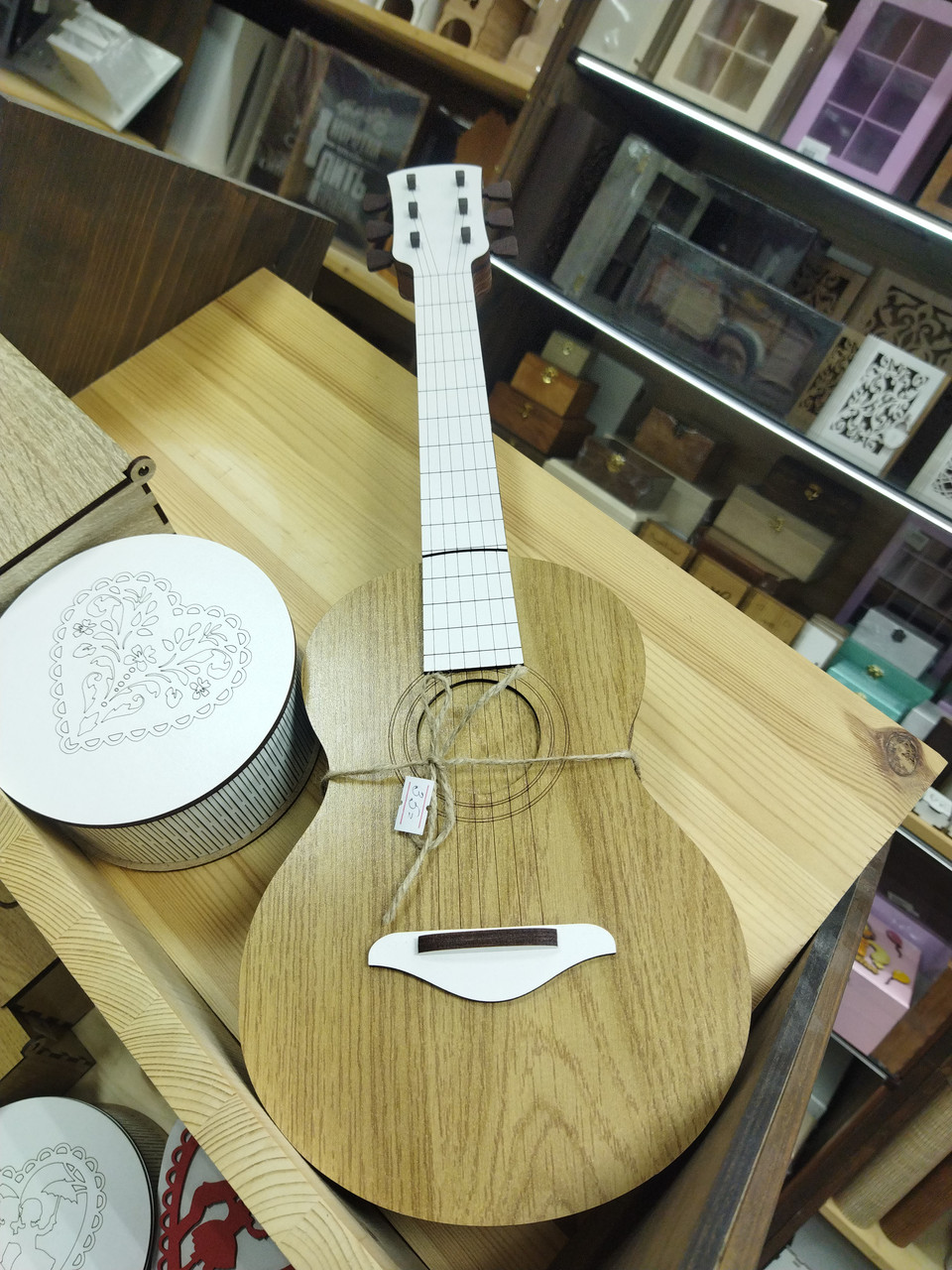 Шкатулка в форме гитары.