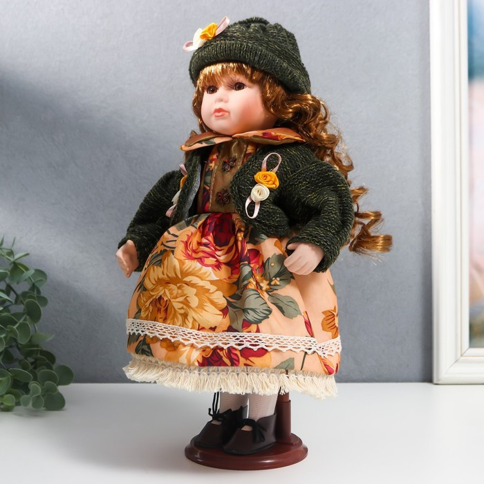 Кукла коллекционная керамика "Алёна в платье с цветами, в зелёной шапке и джемпере" 30 см - фото 3 - id-p180240065