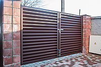 Распашные ворота с ламелями жалюзи RAL 8017 (коричневый)