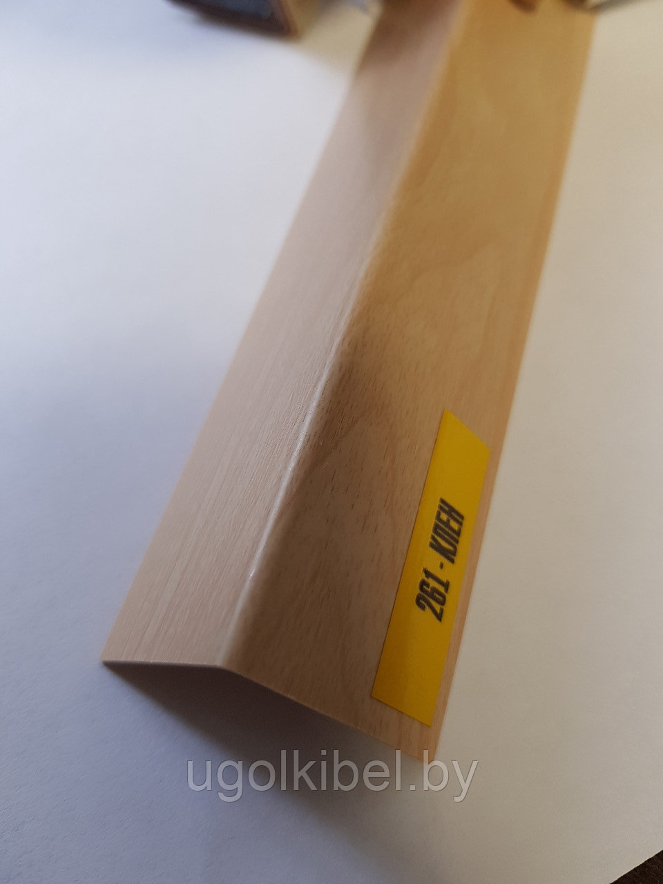 Уголок 20*20 мм ПВХ Клён (2700)