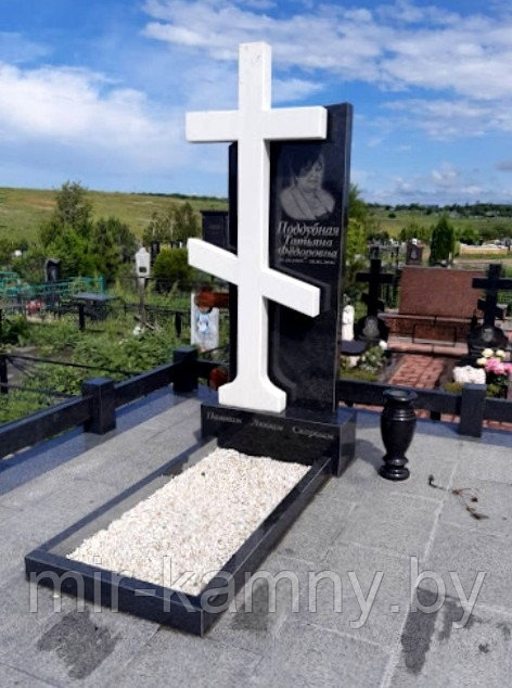 ОДИНОЧНЫЙ ПАМЯТНИК ИЗ ГРАНИТА С КРЕСТОМ