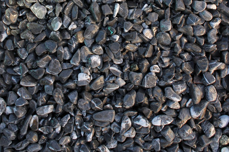Щебень черный мрамор галтованный (фр. 10-20 мм.) - фото 1 - id-p181348018