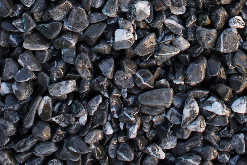 Щебень черный мрамор галтованный (фр. 20-40 мм.) - фото 1 - id-p181348238