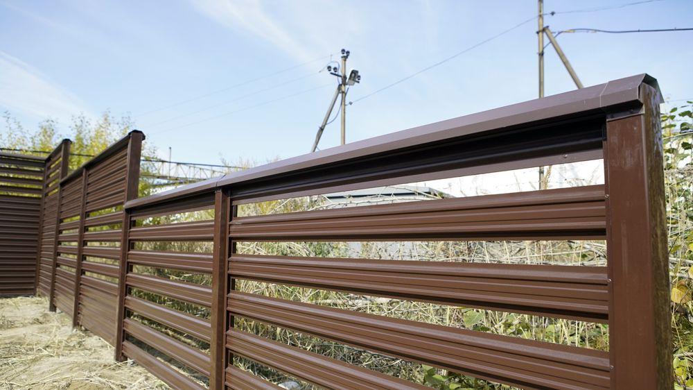 Забор из металлического горизонтального штакетника (двусторонний штакетник/односторонняя зашивка) высота 2 м