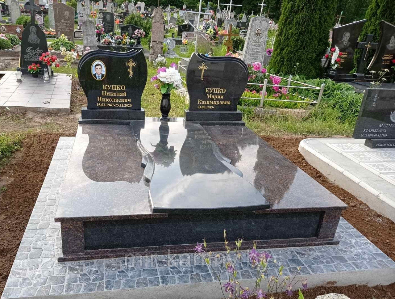 ГРАНИТНЫЙ ДВОЙНОЙ КОМПЛЕКС В САПОЦКИНЕ