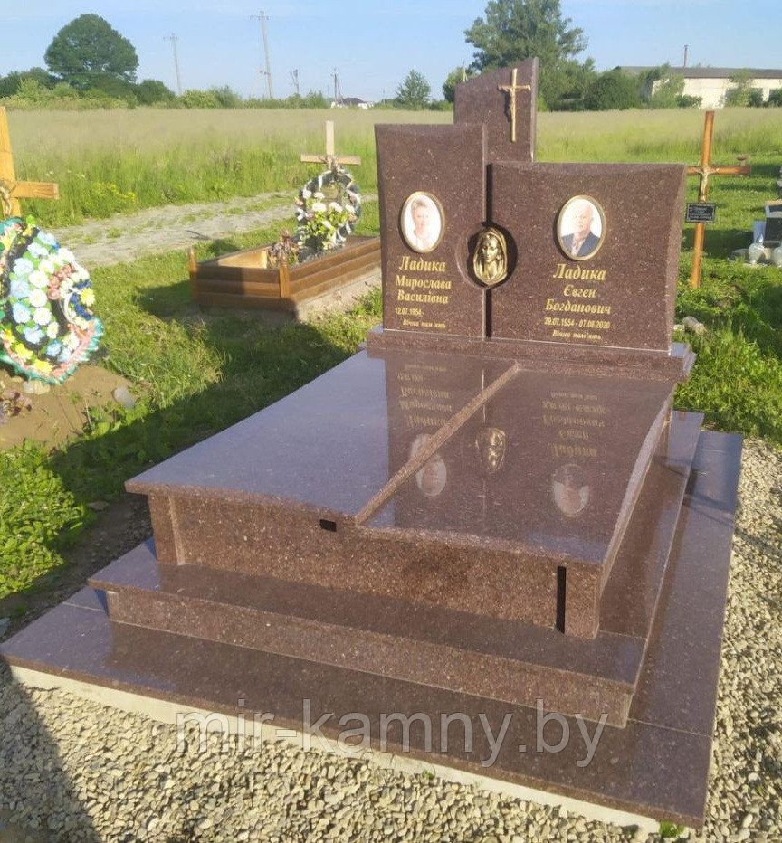 ДВОЙНОЙ ПАМЯТНИК С СОСТАВНЫМИ СТЕЛАМИ