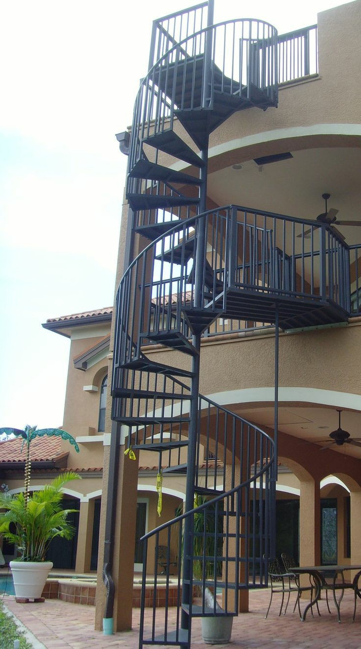 Винтовая металлическая лестница с ограждением модель 63 - фото 1 - id-p181956500