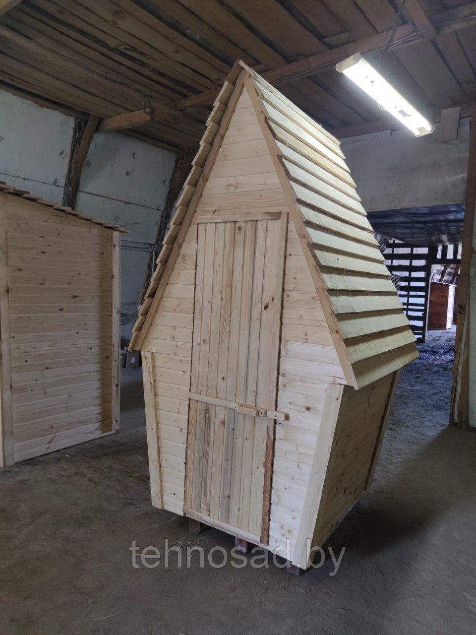 Туалет деревянный треугольник