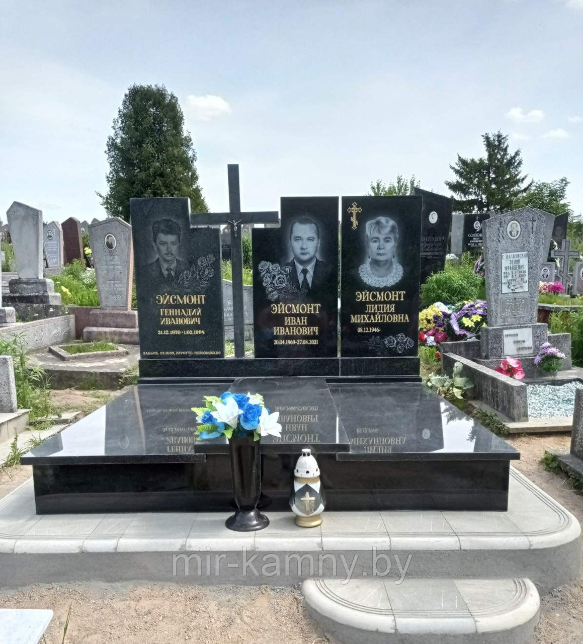 БЛАГОУСТРОЙСТВО ТРОЙНОГО ЗАХОРОНЕНИЯ В ИНДУРЕ