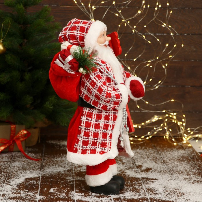 Дед Мороз "В красной клетчатой шубе, с табличкой и подарками" 25х45 см - фото 4 - id-p182431821