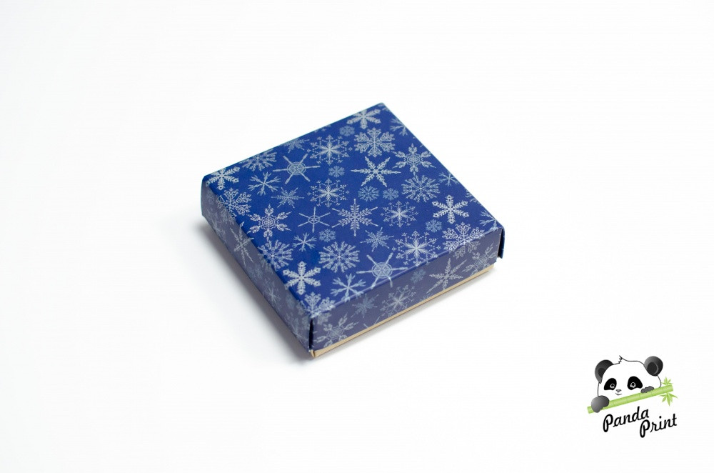 Коробка 100х100х30 Снежинки белые на синем фоне (белое дно)
