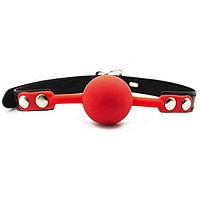 Красный кляп-шарик из силикона на черно-красном ремне с замочком