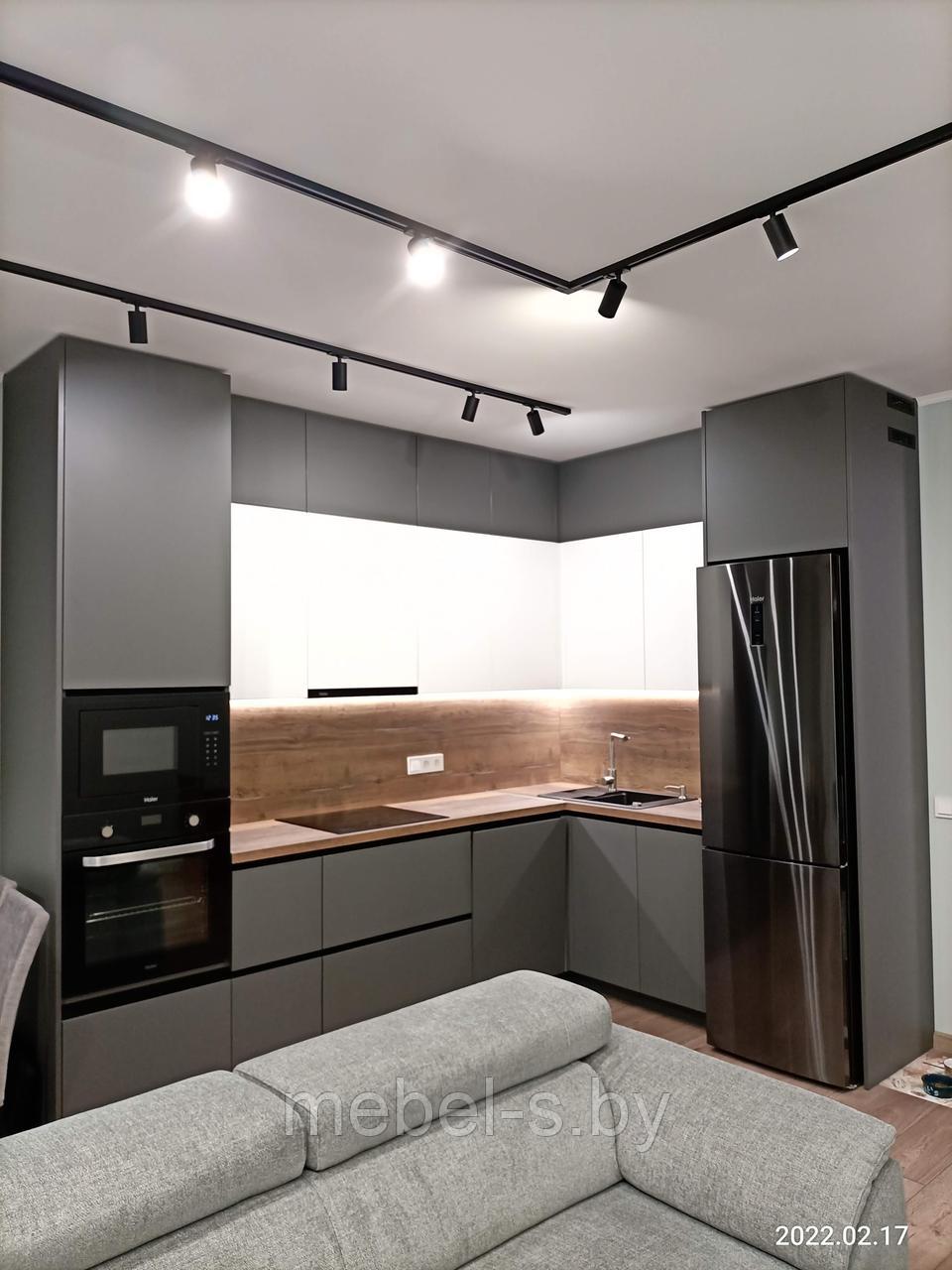 Кухня серо-белая