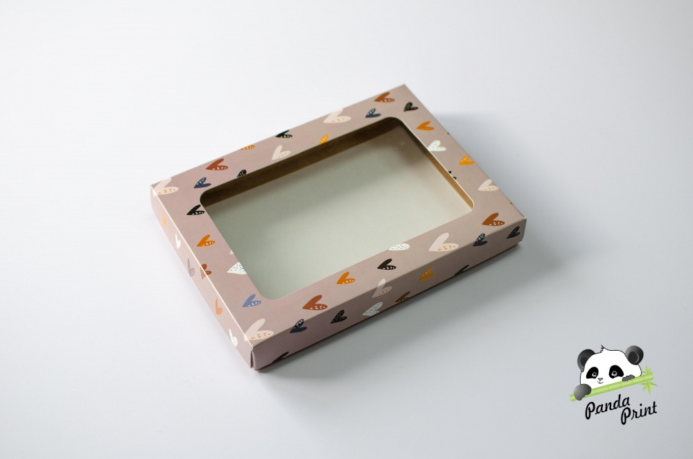 Коробка с прозрачным окном 220х160х30 Цветные сердечки (крафт дно)