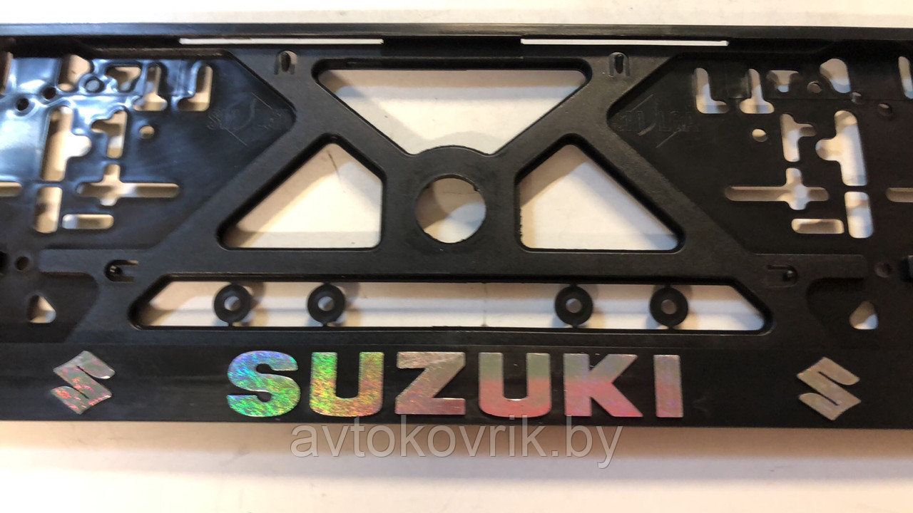 Рамка для номера СУЗУКИ [SUZUKI] с объемными хромовыми буквами и цветными силиконовыми эмблемами
