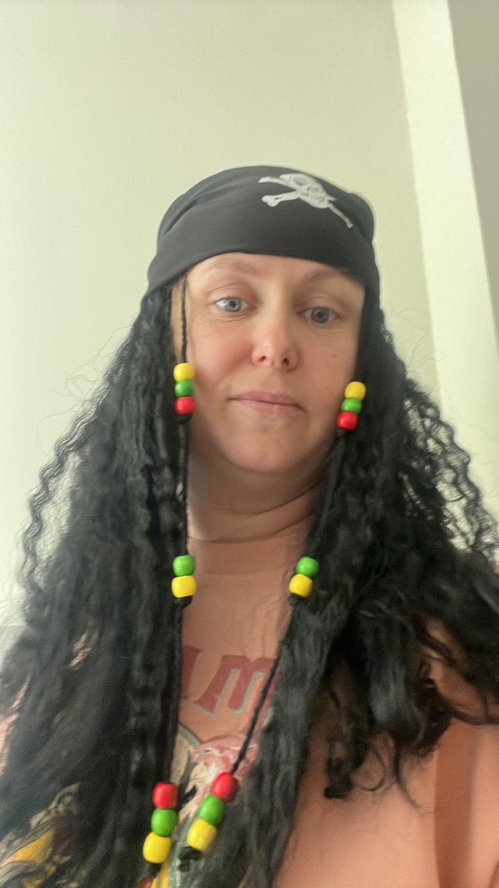 Карнавальный аксессуар парик Пиратка в бандане с косичками - фото 2 - id-p183710741