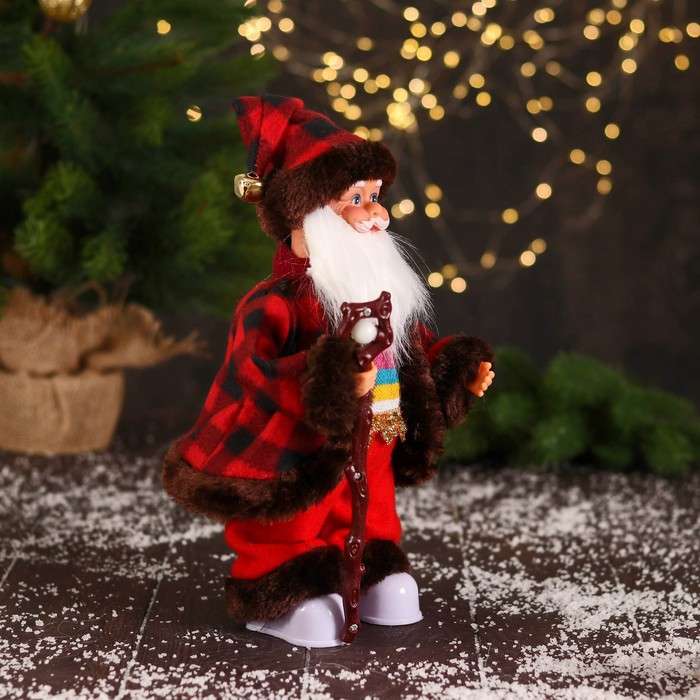 Дед Мороз "В полосатом свитере и с посохом" 27 см, двигается, красно-коричневый - фото 2 - id-p184008770