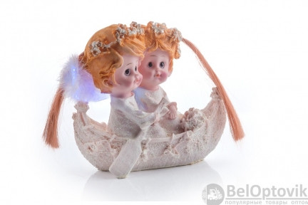 Фигурка в лодке
