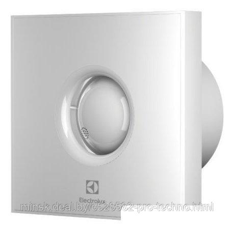 Осевой вентилятор Electrolux Rainbow EAFR-150TH (белый, таймер и гигростат)