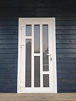 "Града-1" с матовым стеклом и наличником из ПВХ по внешнему периметру. Каркасная деревянная конструкция дома позволяет монтировать двери заподлицо со стеной.