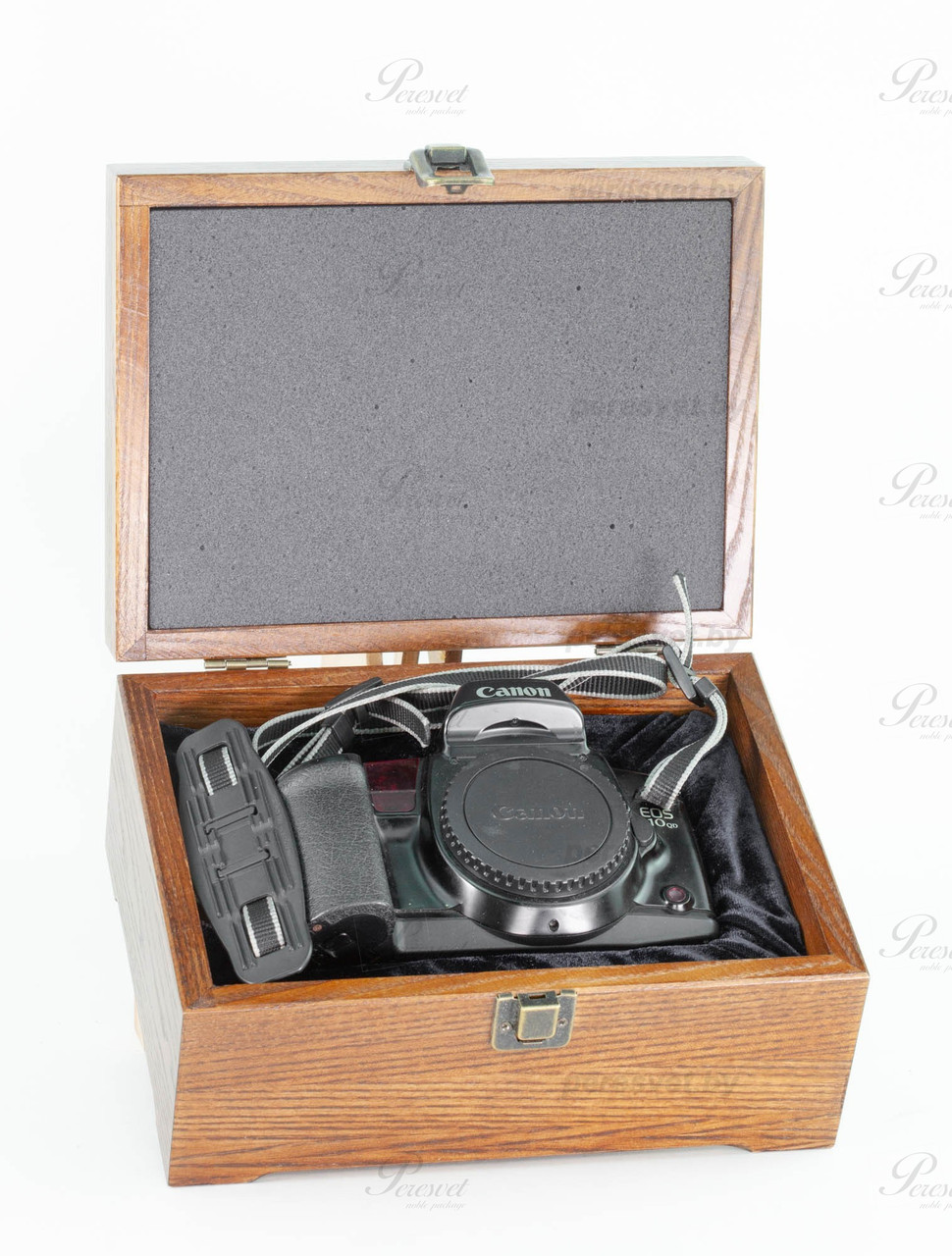 Дубовая коробка с ложементом для фотоаппарата