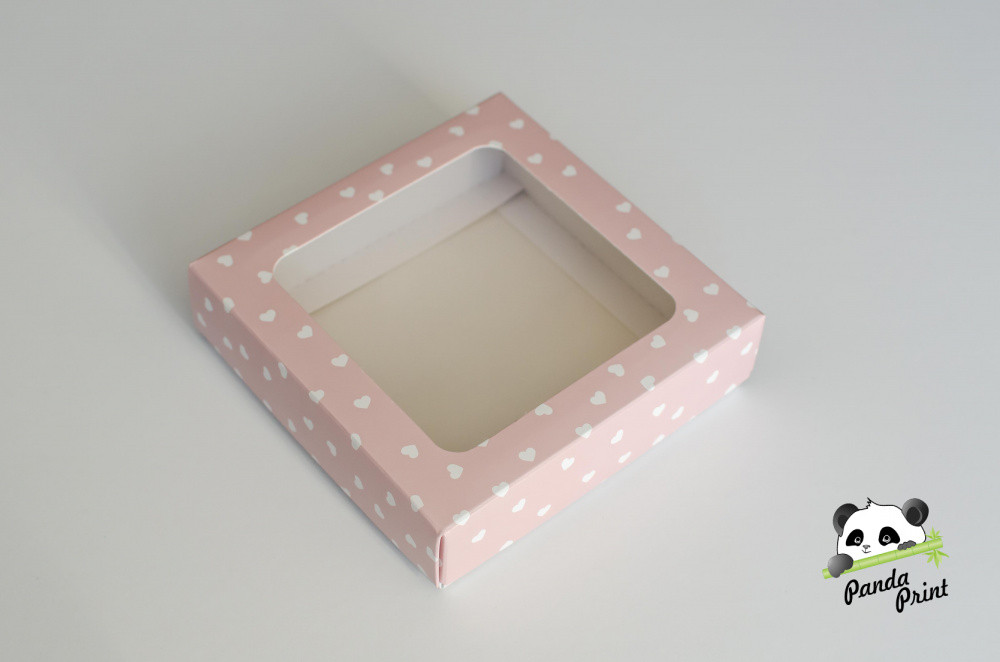 Коробка с прозрачным окном 150х150х40 Сердечки белые на розовом (крафт дно)