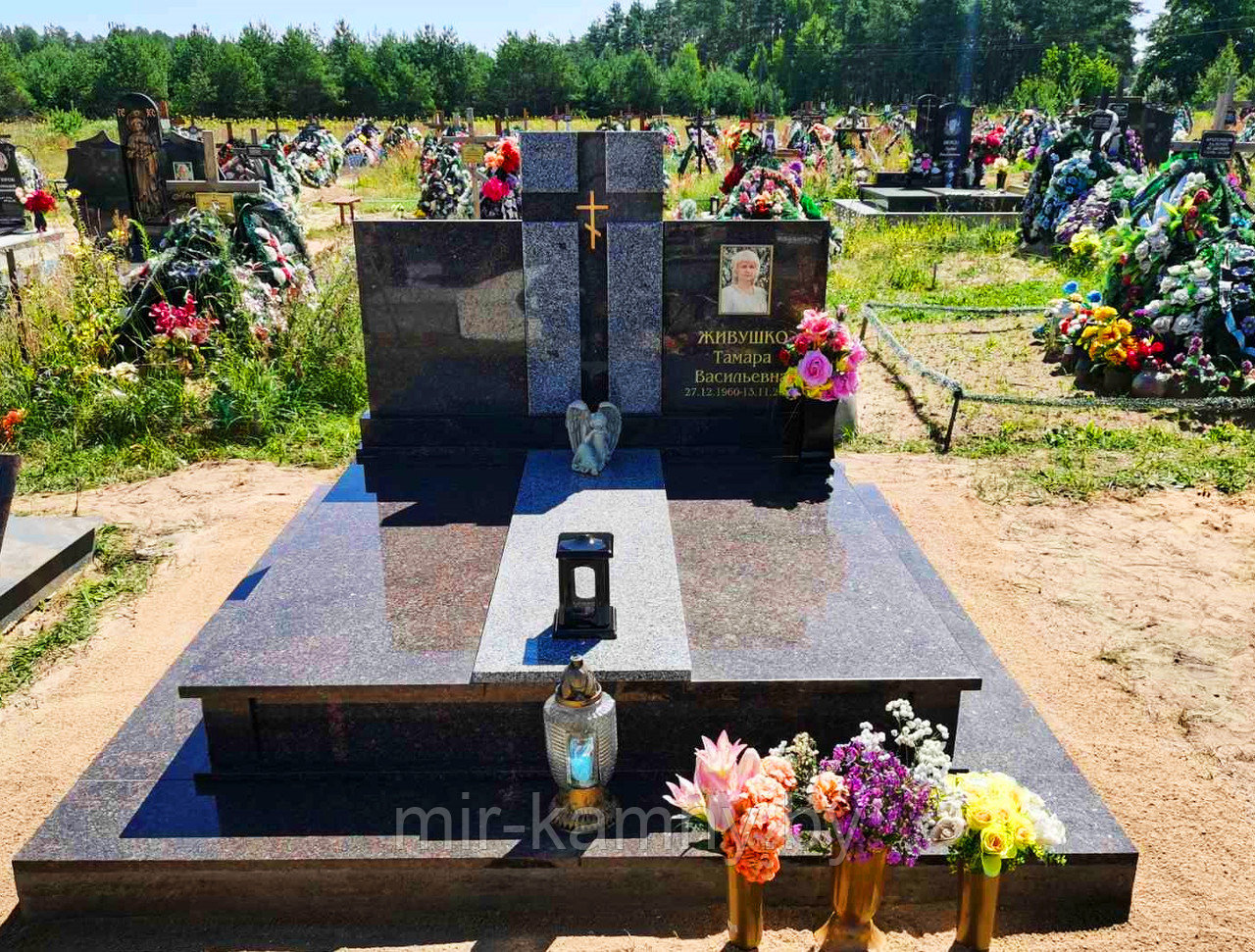 ГРАНИТНЫЙ ПАМЯТНИК НА ДВОИХ В КРАСНОСЕЛЬСКЕ