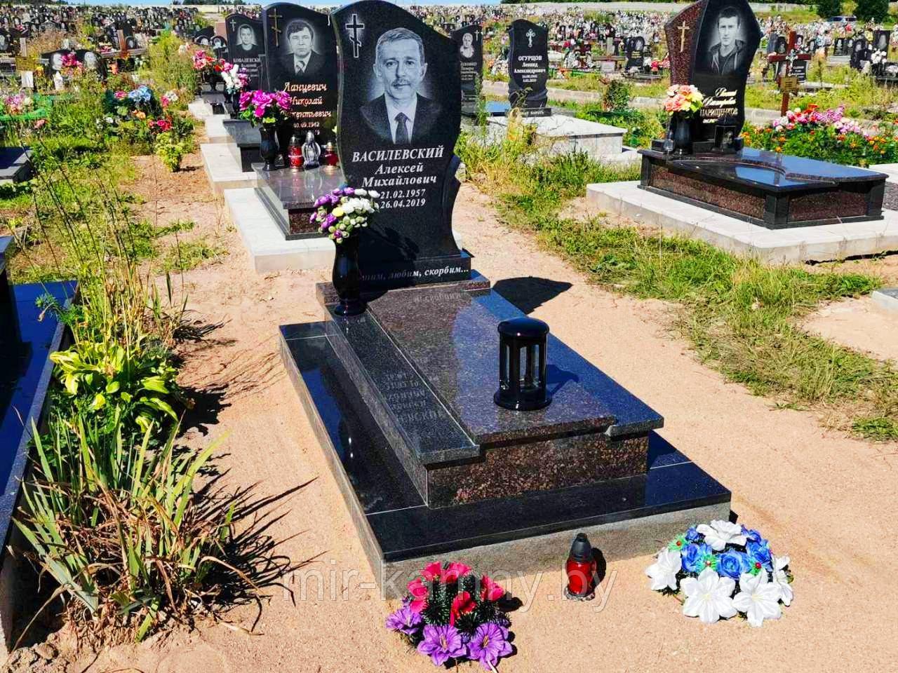 КРАСИВЫЙ НЕБОЛЬШОЙ ОДИНАРНЫЙ ПАМЯТНИК ИЗ НАТУРАЛЬНОГО ГРАНИТА