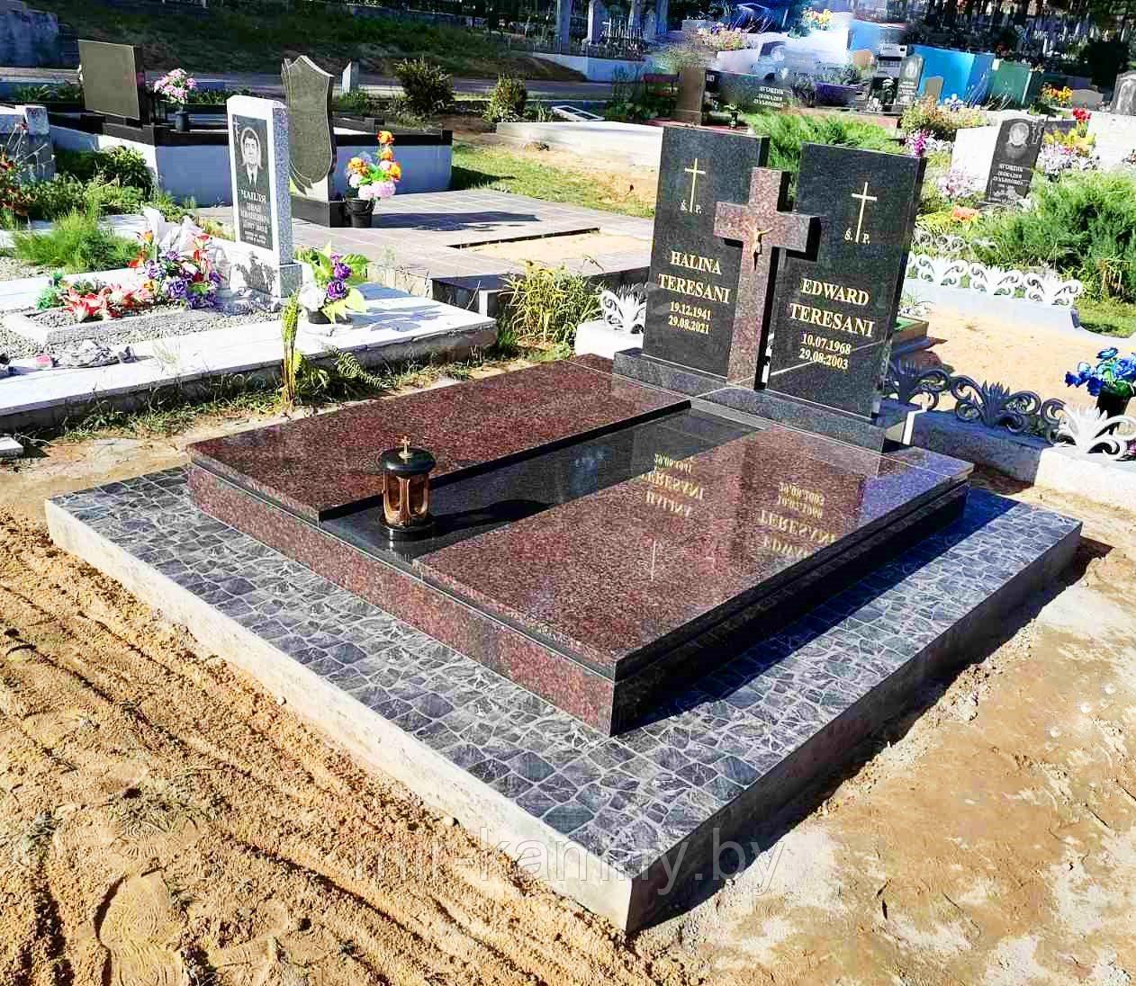 ДВОЙНОЕ НАДГРОБИЕ В ЕВРОПЕЙСКОМ СТИЛЕ С ДВУМЯ СТЕЛАМИ И КРЕСТОМ