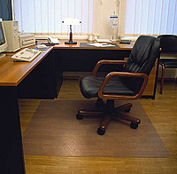 Защитный коврик под компьютерное кресло из поликарбоната прозрачный 0,9*1,20м шагрень (толщина 1,8мм) - фото 1 - id-p155046540