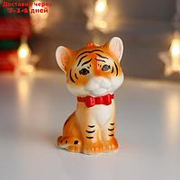 Сувенир керамика "Рыжий тигрёнок с галстуком-бабочкой" 10х6х6 см