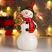 Сувенир керамика "Снеговик, вязанная красная шапка и шарф, золотая ёлочка" 14,2х6х6 см