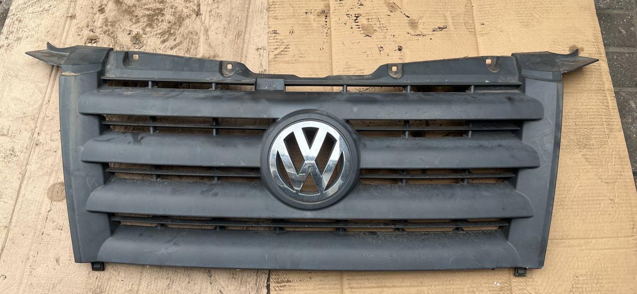 Решетка радиатора верхняя на Volkswagen Crafter - фото 1 - id-p188535869