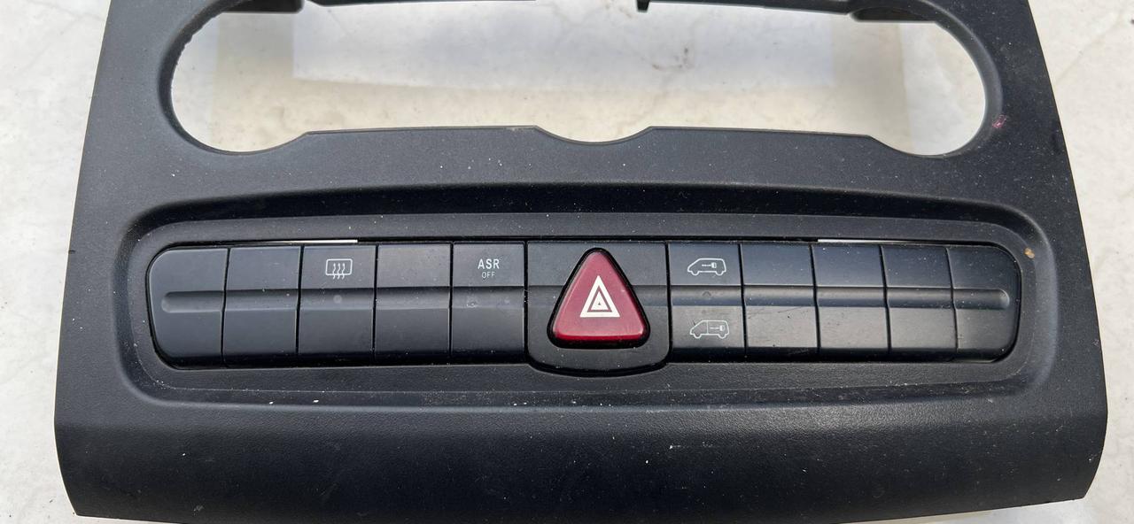Кнопка аварийной сигнализации Mercedes-Benz Sprinter 2 (W906) 2010 - фото 1 - id-p188605524