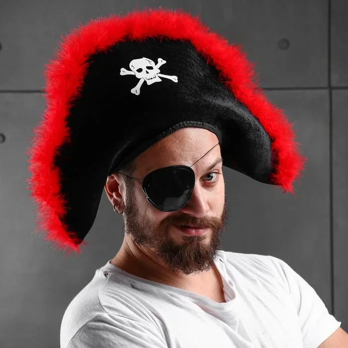Карнавальный аксессуар Шляпа пирата  с красным пухом для взрослых