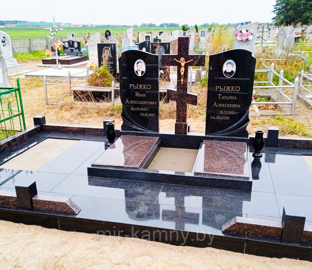 МЕМОРИАЛЬНЫЙ КОМПЛЕКС ДЛЯ СЕМЕЙНОГО ЗАХОРОНЕНИЯ В БЕРЕСТОВИЦЕ