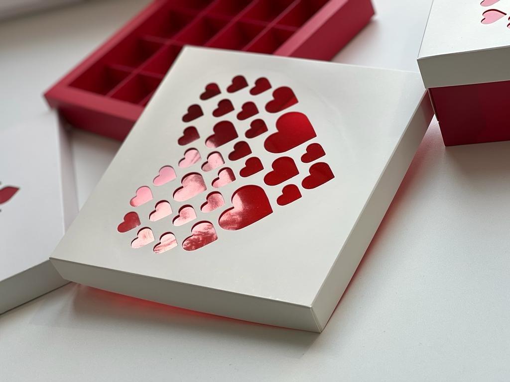 Коробка для 16 конфет бело-красная с сердечками, 200х200х h30 мм - фото 2 - id-p189157517