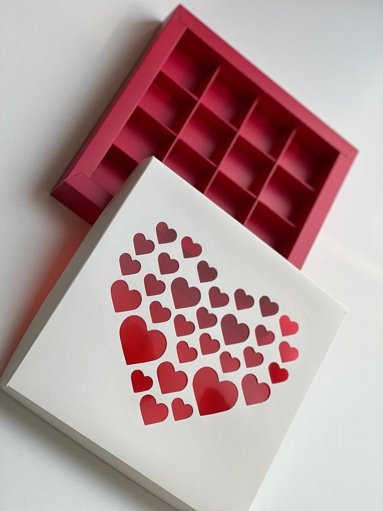 Коробка для 16 конфет бело-красная с сердечками, 200х200х h30 мм - фото 1 - id-p189157517