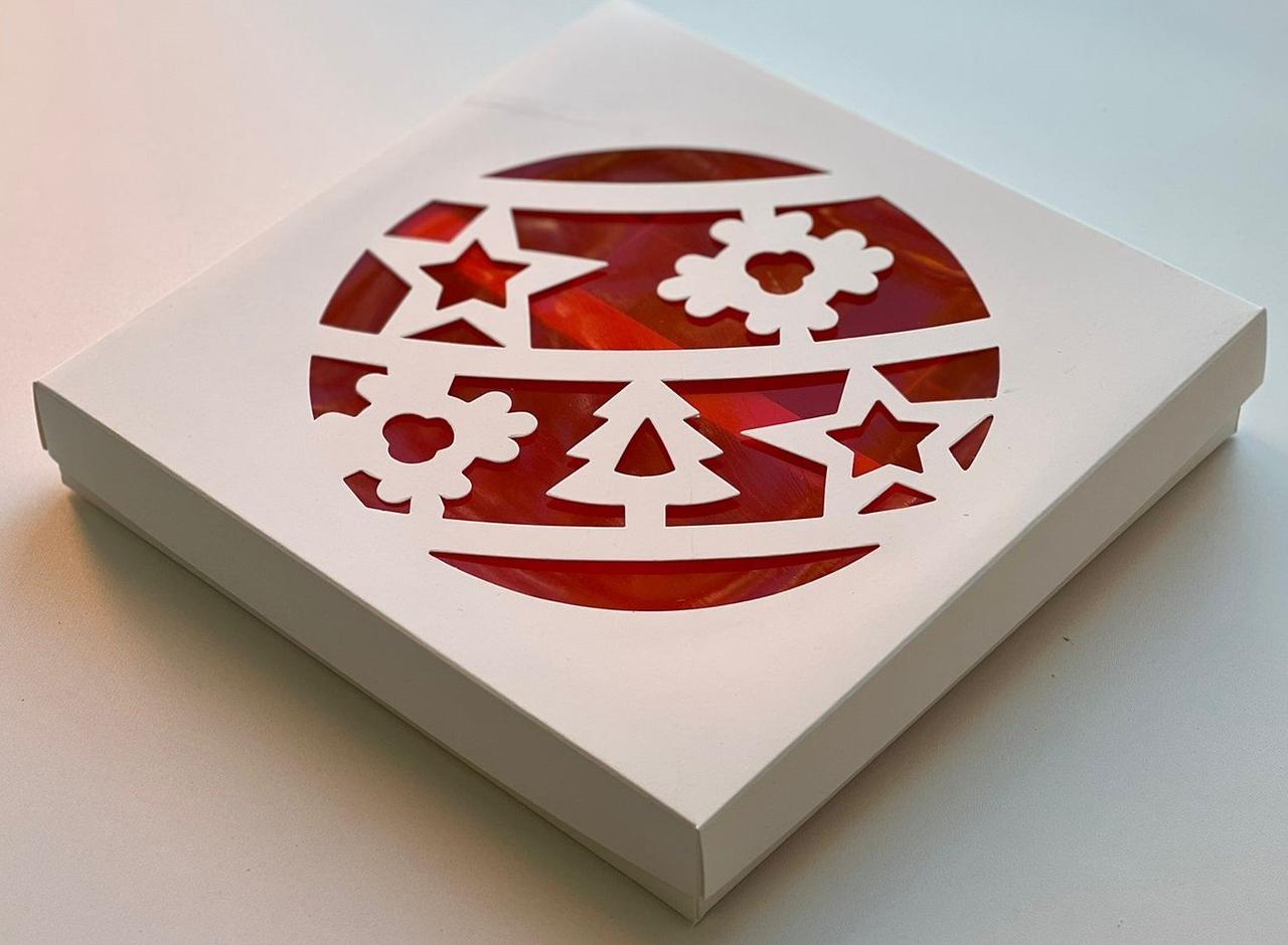 Коробка для 16 конфет с прозрачным окном "Новогодний шар" (Белая), 200х200х h30 мм - фото 1 - id-p189157902