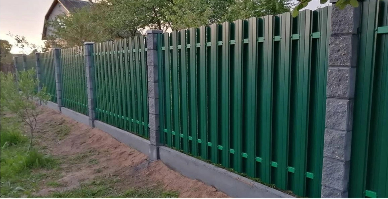 Забор с подвесным фундаментом с металлоштакетником - фото 1 - id-p189772529
