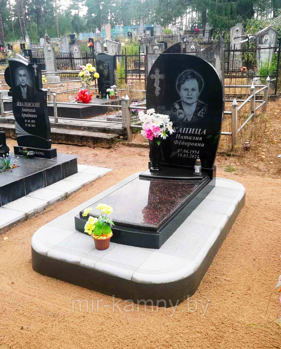 ПАМЯТНИК НА ОДИНОЧНУЮ МОГИЛУ В ИНДУРЕ