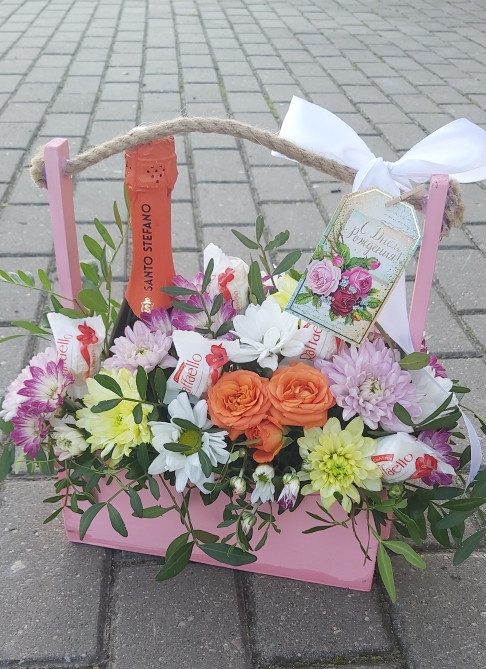 Цветы в коробке розового цвета