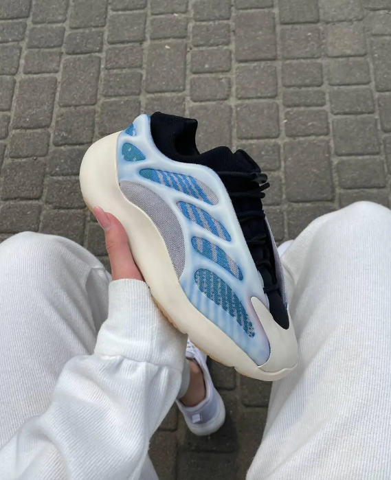 Кроссовки Adidas Yeezy Boost 700 V3 мужские - фото 2 - id-p190660429