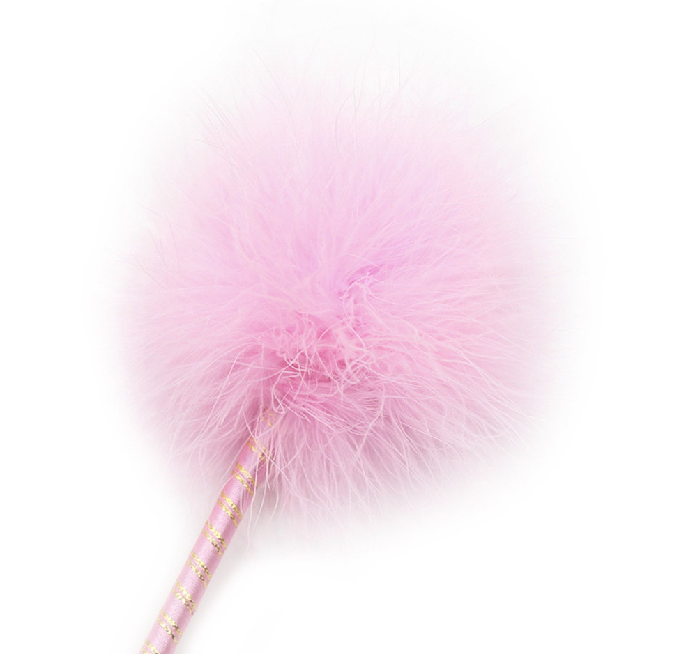 Нежно-розовый перьевой тиклер с атласной ручкой 34 см - фото 3 - id-p190864156
