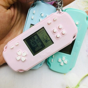 Брелок - тетрис Mini Game Player (с кольцом, карабином и колокольчиком) Нежно-розовый с белыми кнопками - фото 1 - id-p138963615