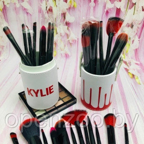 Набор кистей для макияжа в тубусе KYLIE RED/Black, RED/White 12 шт В белом тубусе с красным оформлением тубуса